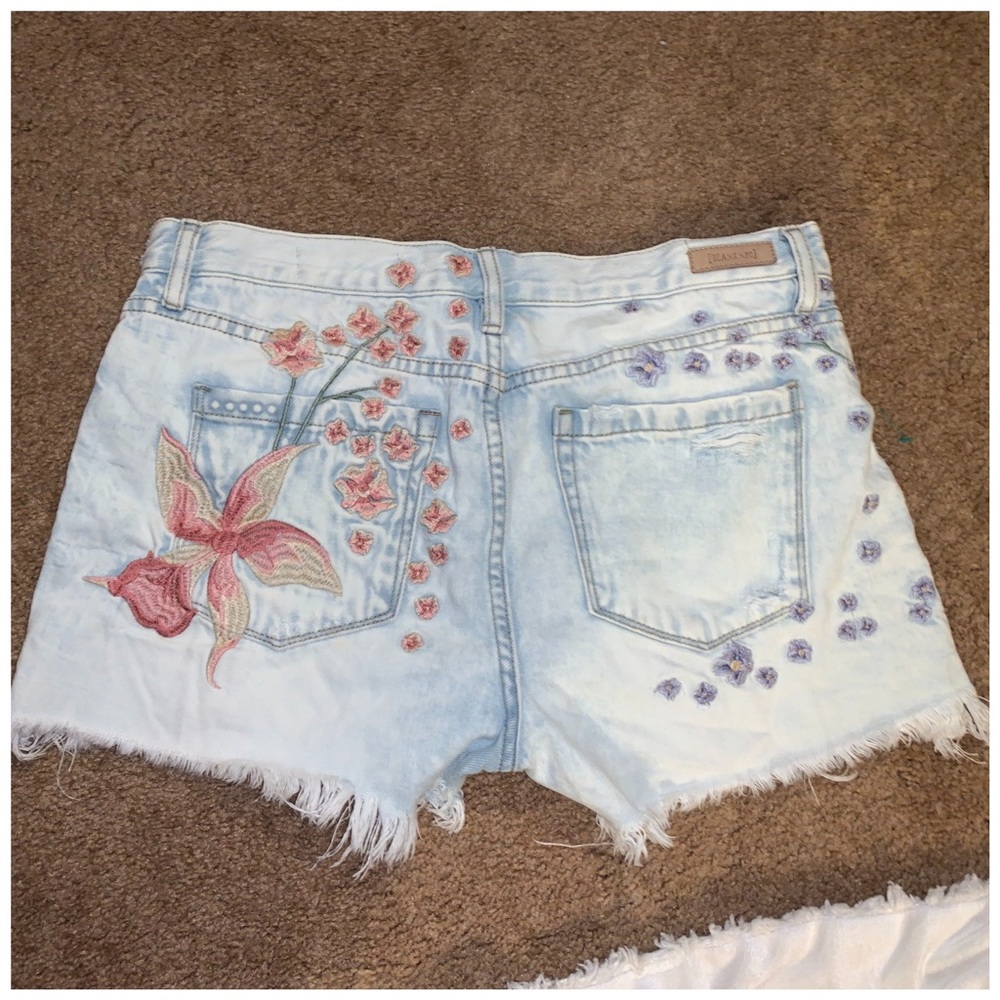 Blank NYC Hiker Light Wash Embroidered Distressed Denim Shorts 29 - Picture 5 of 9